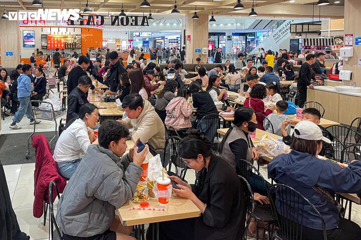 M&ugrave;ng 4 Tết, trung t&acirc;m thương mại ở H&agrave; Nội đ&ocirc;ng nghịt kh&aacute;ch- Ảnh 6.