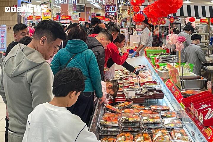 M&ugrave;ng 4 Tết, trung t&acirc;m thương mại ở H&agrave; Nội đ&ocirc;ng nghịt kh&aacute;ch- Ảnh 13.