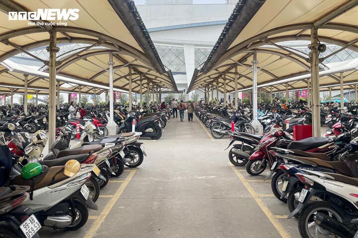 M&ugrave;ng 4 Tết, trung t&acirc;m thương mại ở H&agrave; Nội đ&ocirc;ng nghịt kh&aacute;ch- Ảnh 2.