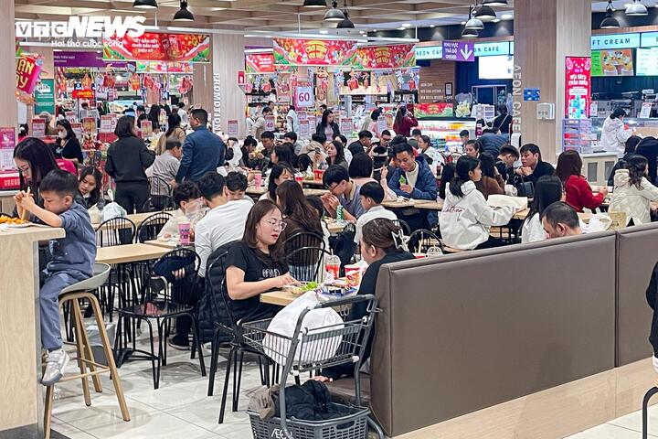 M&ugrave;ng 4 Tết, trung t&acirc;m thương mại ở H&agrave; Nội đ&ocirc;ng nghịt kh&aacute;ch- Ảnh 18.