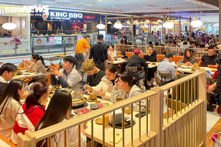 M&ugrave;ng 4 Tết, trung t&acirc;m thương mại ở H&agrave; Nội đ&ocirc;ng nghịt kh&aacute;ch- Ảnh 9.