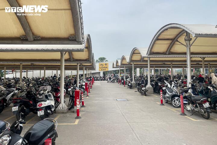 M&ugrave;ng 4 Tết, trung t&acirc;m thương mại ở H&agrave; Nội đ&ocirc;ng nghịt kh&aacute;ch- Ảnh 3.