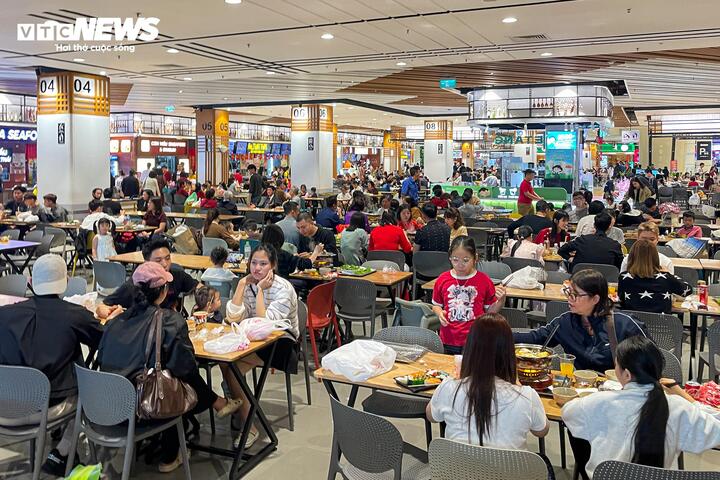 M&ugrave;ng 4 Tết, trung t&acirc;m thương mại ở H&agrave; Nội đ&ocirc;ng nghịt kh&aacute;ch- Ảnh 1.