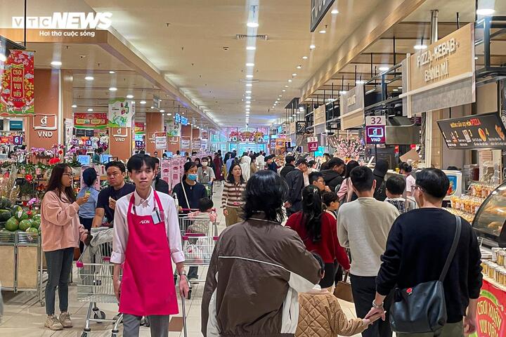 M&ugrave;ng 4 Tết, trung t&acirc;m thương mại ở H&agrave; Nội đ&ocirc;ng nghịt kh&aacute;ch- Ảnh 14.