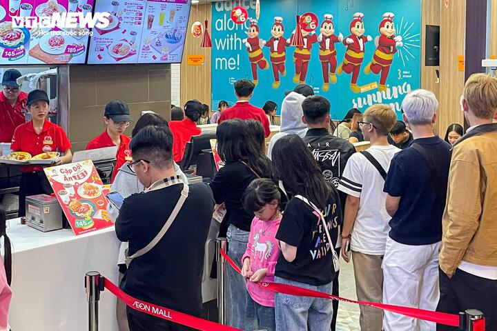 M&ugrave;ng 4 Tết, trung t&acirc;m thương mại ở H&agrave; Nội đ&ocirc;ng nghịt kh&aacute;ch- Ảnh 7.