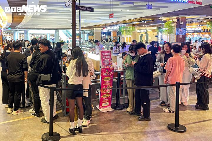 M&ugrave;ng 4 Tết, trung t&acirc;m thương mại ở H&agrave; Nội đ&ocirc;ng nghịt kh&aacute;ch- Ảnh 8.