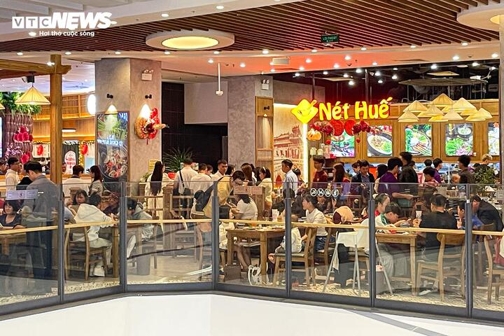 M&ugrave;ng 4 Tết, trung t&acirc;m thương mại ở H&agrave; Nội đ&ocirc;ng nghịt kh&aacute;ch- Ảnh 10.