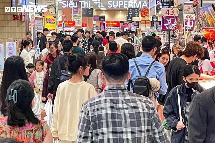 M&ugrave;ng 4 Tết, trung t&acirc;m thương mại ở H&agrave; Nội đ&ocirc;ng nghịt kh&aacute;ch- Ảnh 11.