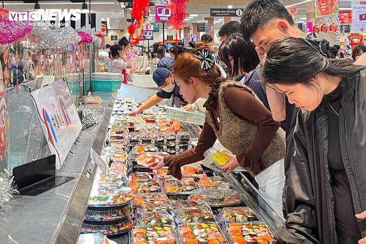 M&ugrave;ng 4 Tết, trung t&acirc;m thương mại ở H&agrave; Nội đ&ocirc;ng nghịt kh&aacute;ch- Ảnh 12.
