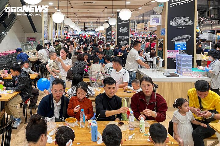 M&ugrave;ng 4 Tết, trung t&acirc;m thương mại ở H&agrave; Nội đ&ocirc;ng nghịt kh&aacute;ch- Ảnh 5.