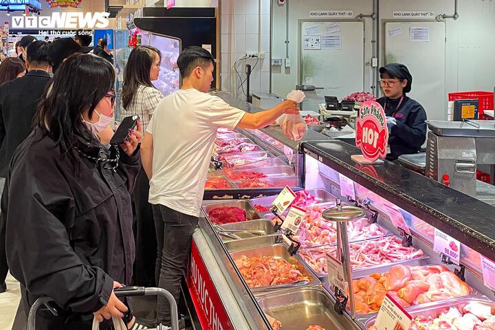 M&ugrave;ng 4 Tết, trung t&acirc;m thương mại ở H&agrave; Nội đ&ocirc;ng nghịt kh&aacute;ch- Ảnh 16.