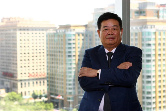 Vị tỷ ph&uacute; "bắt" con trai l&agrave;m c&ocirc;ng nh&acirc;n, quy&ecirc;n nửa t&agrave;i sản l&agrave;m từ thiện- Ảnh 1.