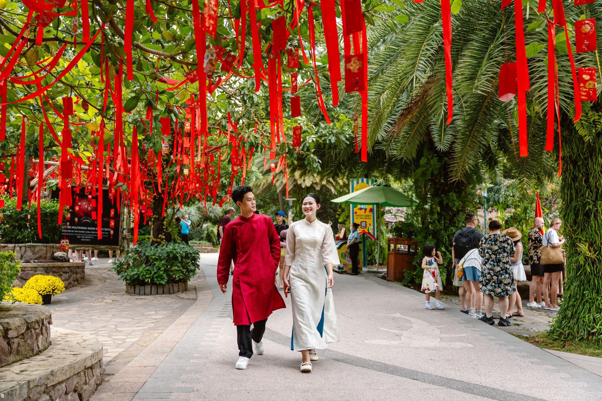 Cửa ng&otilde; h&agrave;ng kh&ocirc;ng đảo Ngọc đạt đỉnh với 93 chuyến bay, b&ugrave;ng nổ du kh&aacute;ch, tấp nập kh&aacute;ch quốc tế dịp Tết Nguy&ecirc;n đ&aacute;n- Ảnh 3.