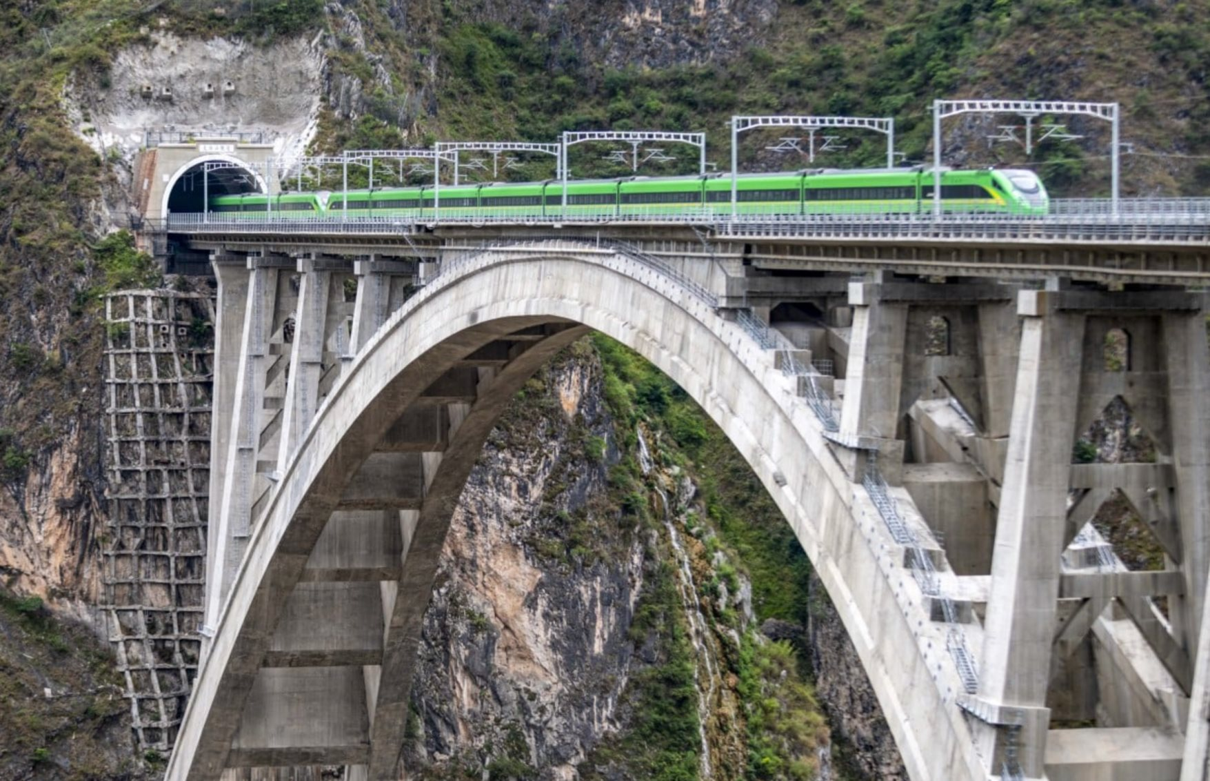 14 năm kho&eacute;t n&uacute;i, hơn 150.000 &ldquo;bể bơi&rdquo; nước tr&agrave;n v&agrave;o khi đ&agrave;o hầm: L&aacute;ng giềng Việt Nam sắp ho&agrave;n th&agrave;nh tuyến đường đi hơn 300 km chỉ mất 4 tiếng rưỡi- Ảnh 1.