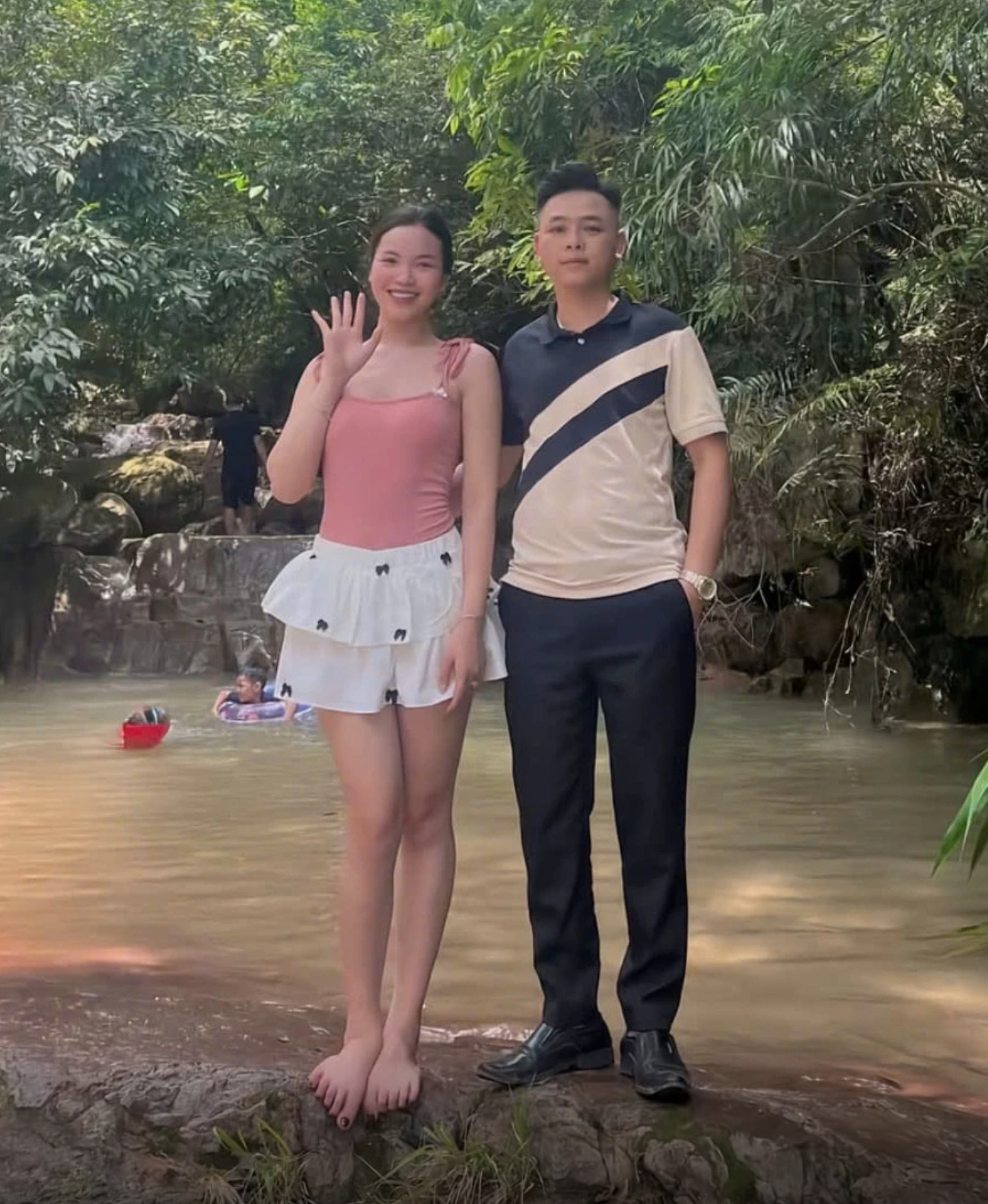 &Ocirc;ng bố U50 trẻ như thanh ni&ecirc;n, bị nhầm l&agrave; bạn trai của con g&aacute;i: Ch&iacute;nh chủ tiết lộ bất ngờ- Ảnh 1.