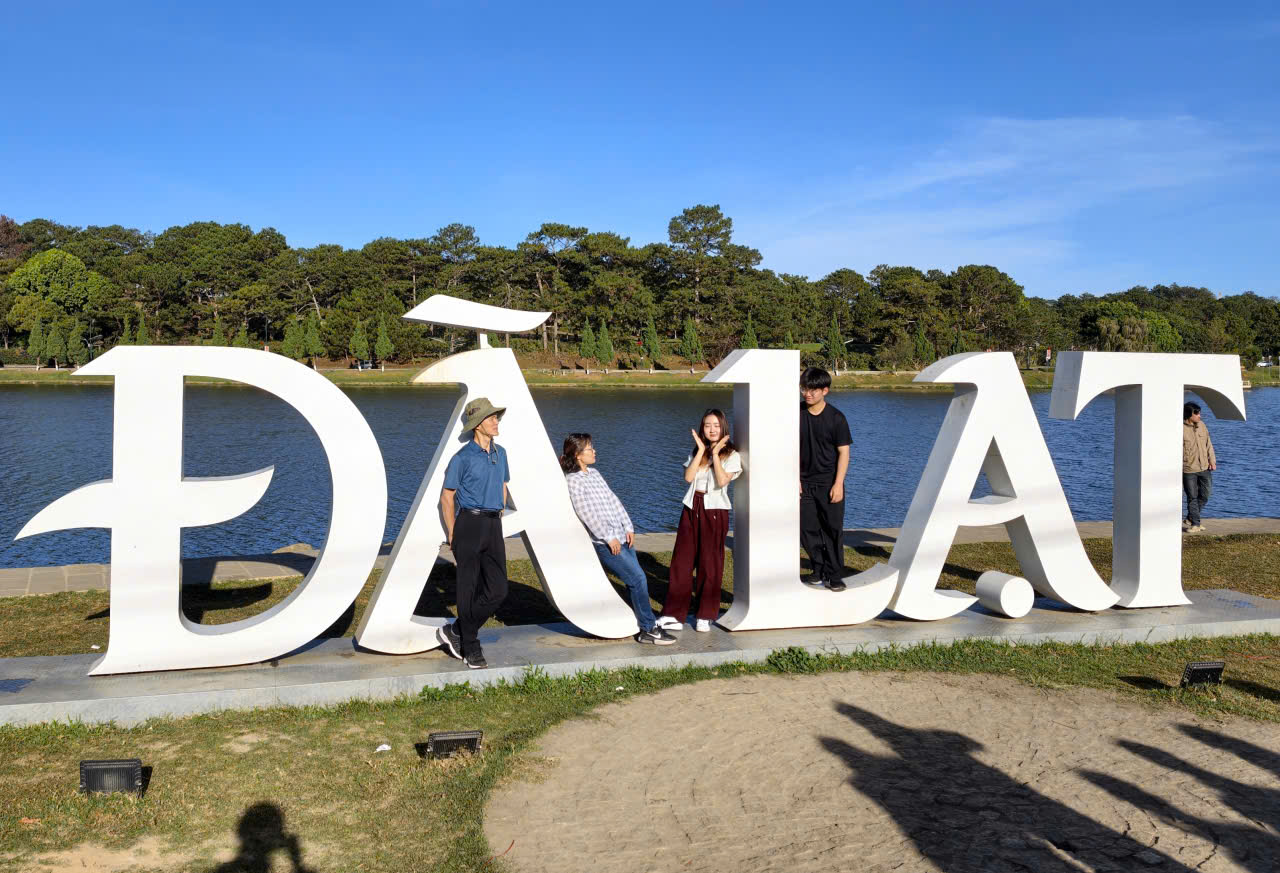 L&acirc;m Đồng đ&oacute;n gần 1 triệu du kh&aacute;ch dịp Tết Nguy&ecirc;n đ&aacute;n, doanh thu 1.800 tỉ đồng- Ảnh 1.