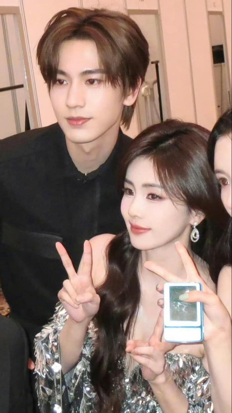 Bắt gặp cặp diễn vi&ecirc;n hot nhất năm 2025 