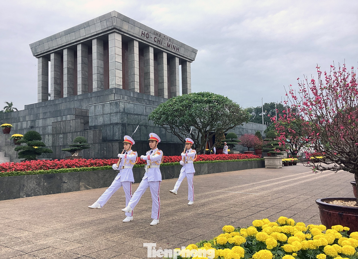 Thi&ecirc;ng li&ecirc;ng lễ thượng cờ tại Quảng trường Ba Đ&igrave;nh ng&agrave;y Tết- Ảnh 8.