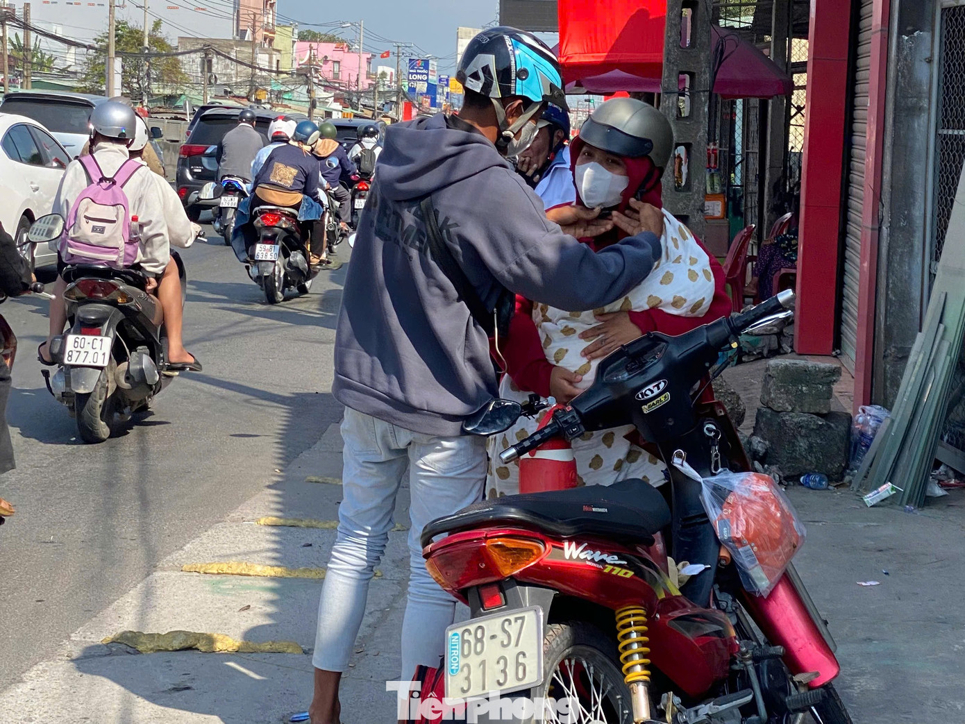 Người d&acirc;n &ugrave;n &ugrave;n quay trở lại TPHCM chiều m&ugrave;ng 4 Tết, quốc lộ, cao tốc chật k&iacute;n phương tiện- Ảnh 10.