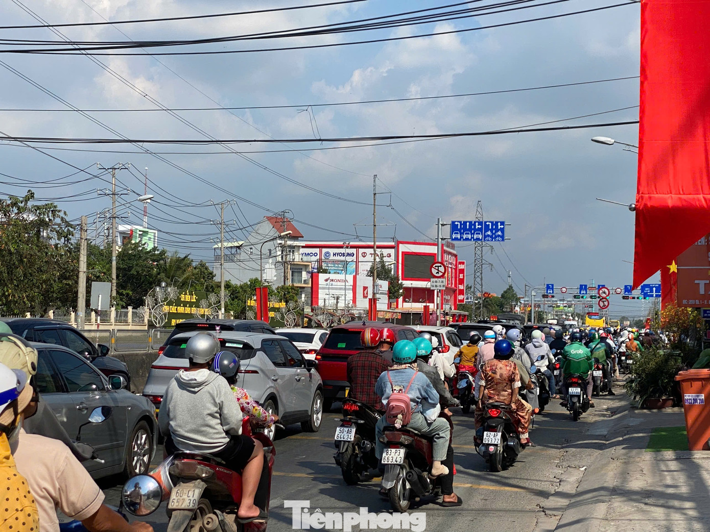 Người d&acirc;n &ugrave;n &ugrave;n quay trở lại TPHCM chiều m&ugrave;ng 4 Tết, quốc lộ, cao tốc chật k&iacute;n phương tiện- Ảnh 9.