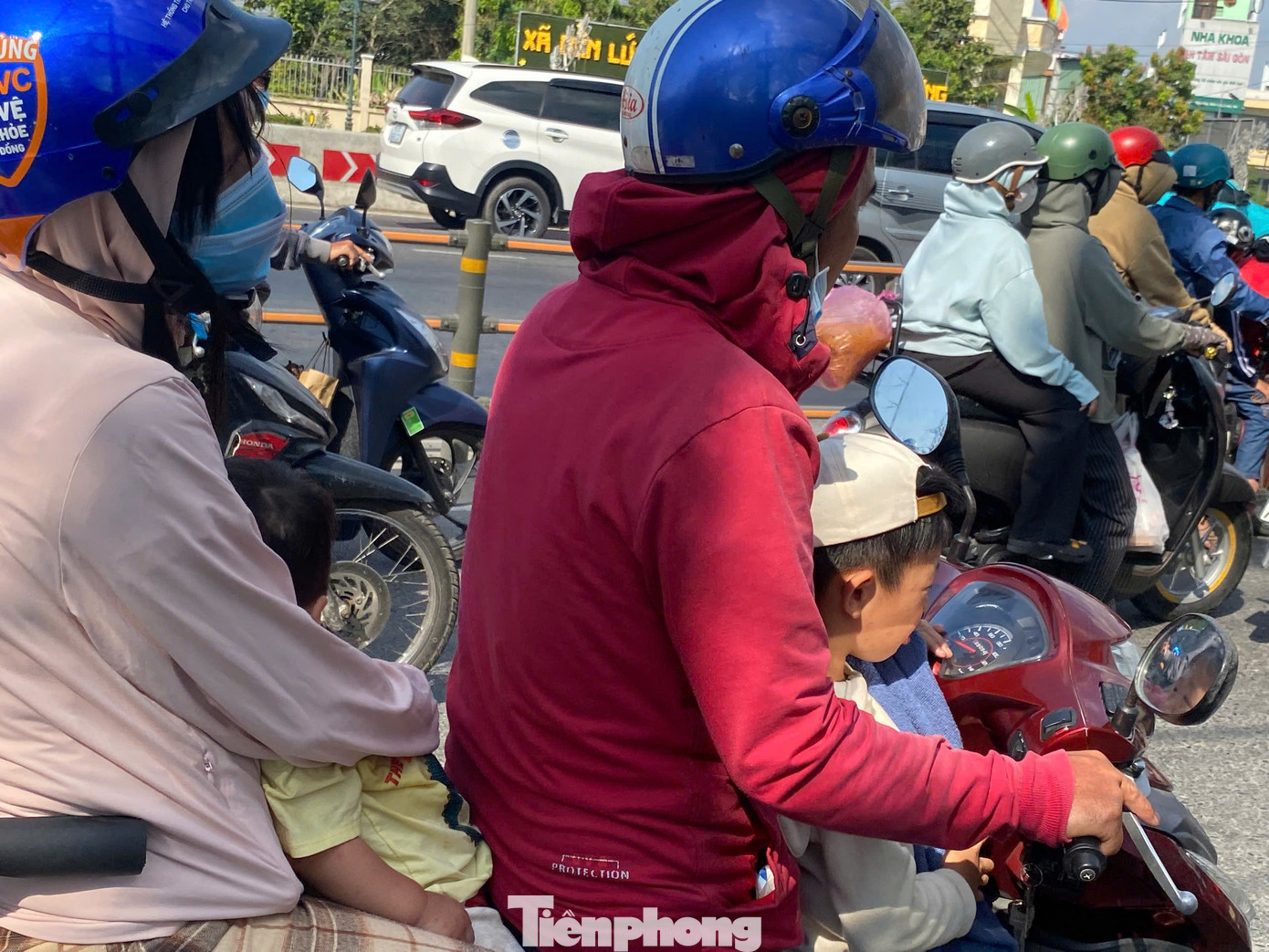 Người d&acirc;n &ugrave;n &ugrave;n quay trở lại TPHCM chiều m&ugrave;ng 4 Tết, quốc lộ, cao tốc chật k&iacute;n phương tiện- Ảnh 12.