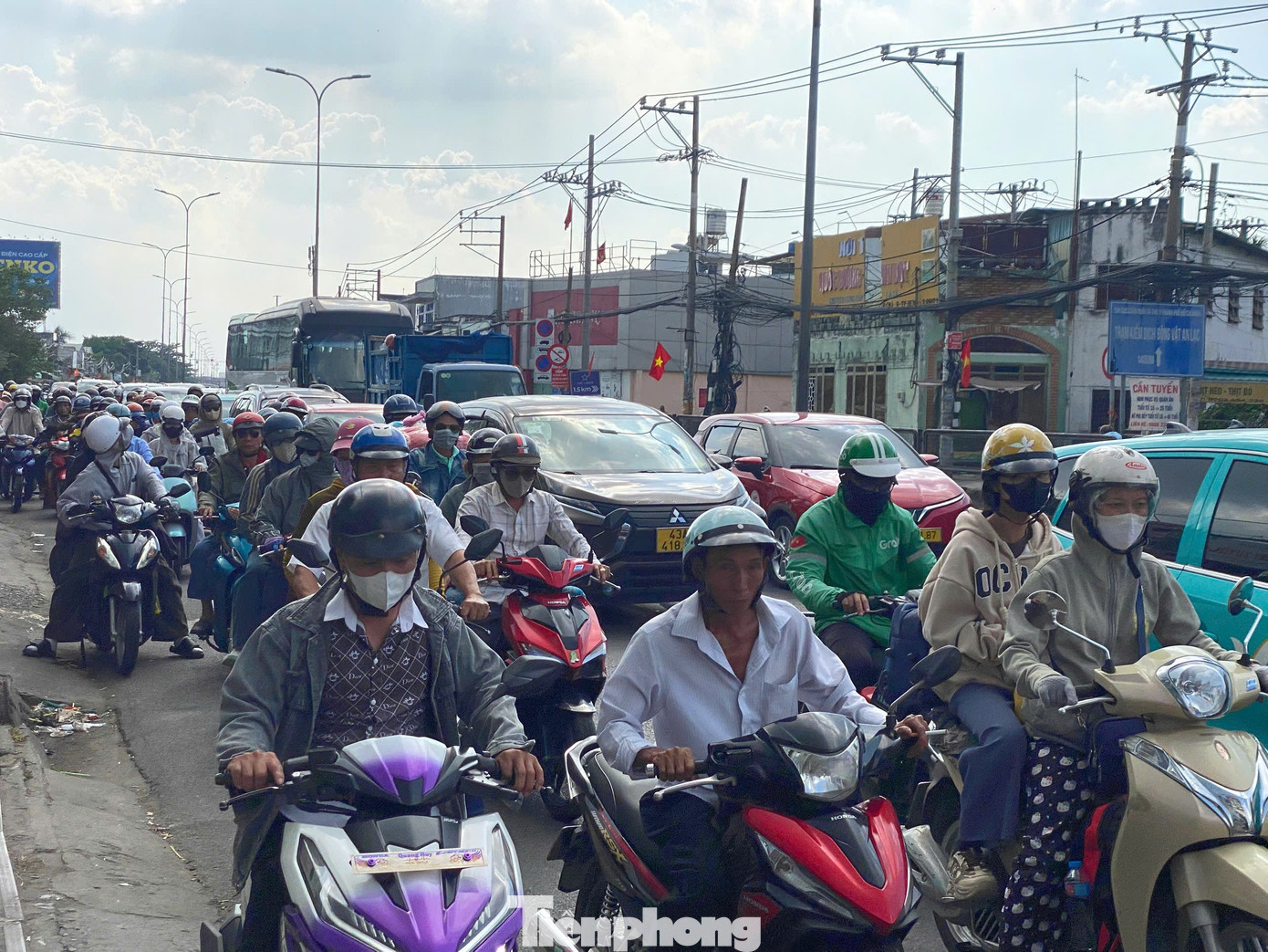 Người d&acirc;n &ugrave;n &ugrave;n quay trở lại TPHCM chiều m&ugrave;ng 4 Tết, quốc lộ, cao tốc chật k&iacute;n phương tiện- Ảnh 13.