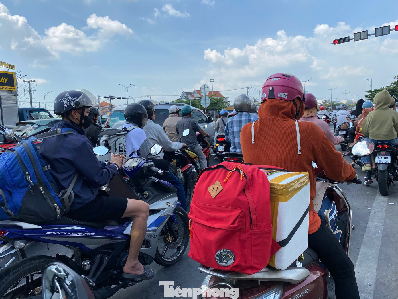 Người d&acirc;n &ugrave;n &ugrave;n quay trở lại TPHCM chiều m&ugrave;ng 4 Tết, quốc lộ, cao tốc chật k&iacute;n phương tiện- Ảnh 5.