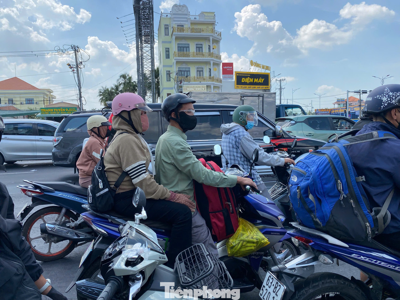 Người d&acirc;n &ugrave;n &ugrave;n quay trở lại TPHCM chiều m&ugrave;ng 4 Tết, quốc lộ, cao tốc chật k&iacute;n phương tiện- Ảnh 4.