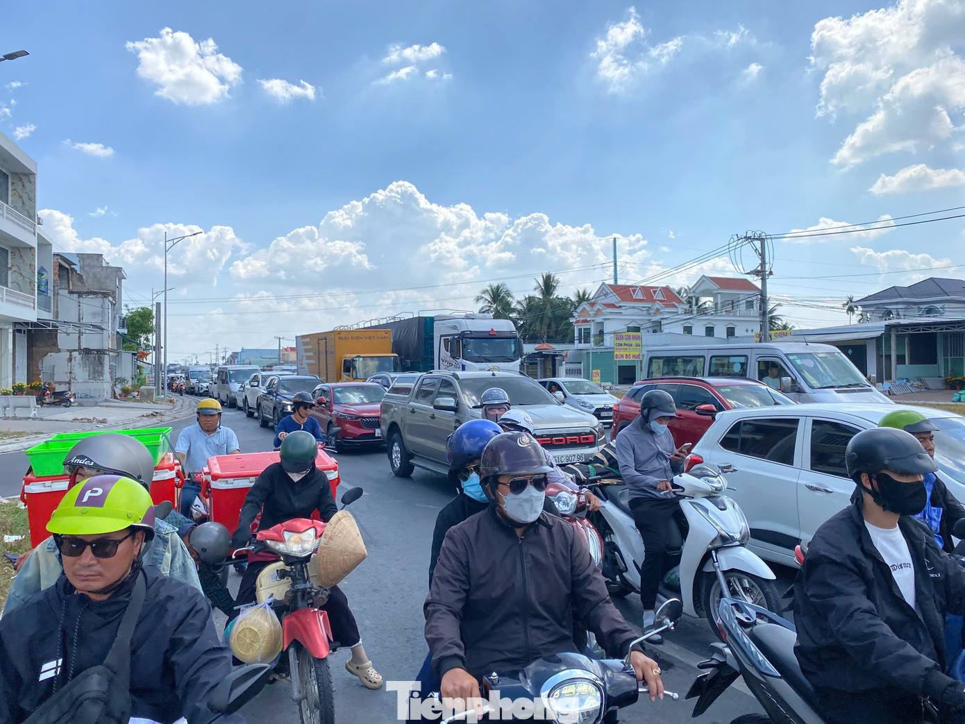 Người d&acirc;n &ugrave;n &ugrave;n quay trở lại TPHCM chiều m&ugrave;ng 4 Tết, quốc lộ, cao tốc chật k&iacute;n phương tiện- Ảnh 2.