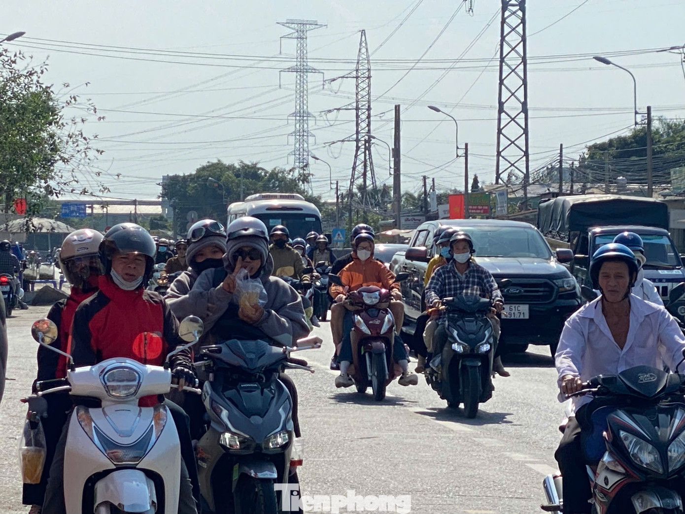 Người d&acirc;n &ugrave;n &ugrave;n quay trở lại TPHCM chiều m&ugrave;ng 4 Tết, quốc lộ, cao tốc chật k&iacute;n phương tiện- Ảnh 6.