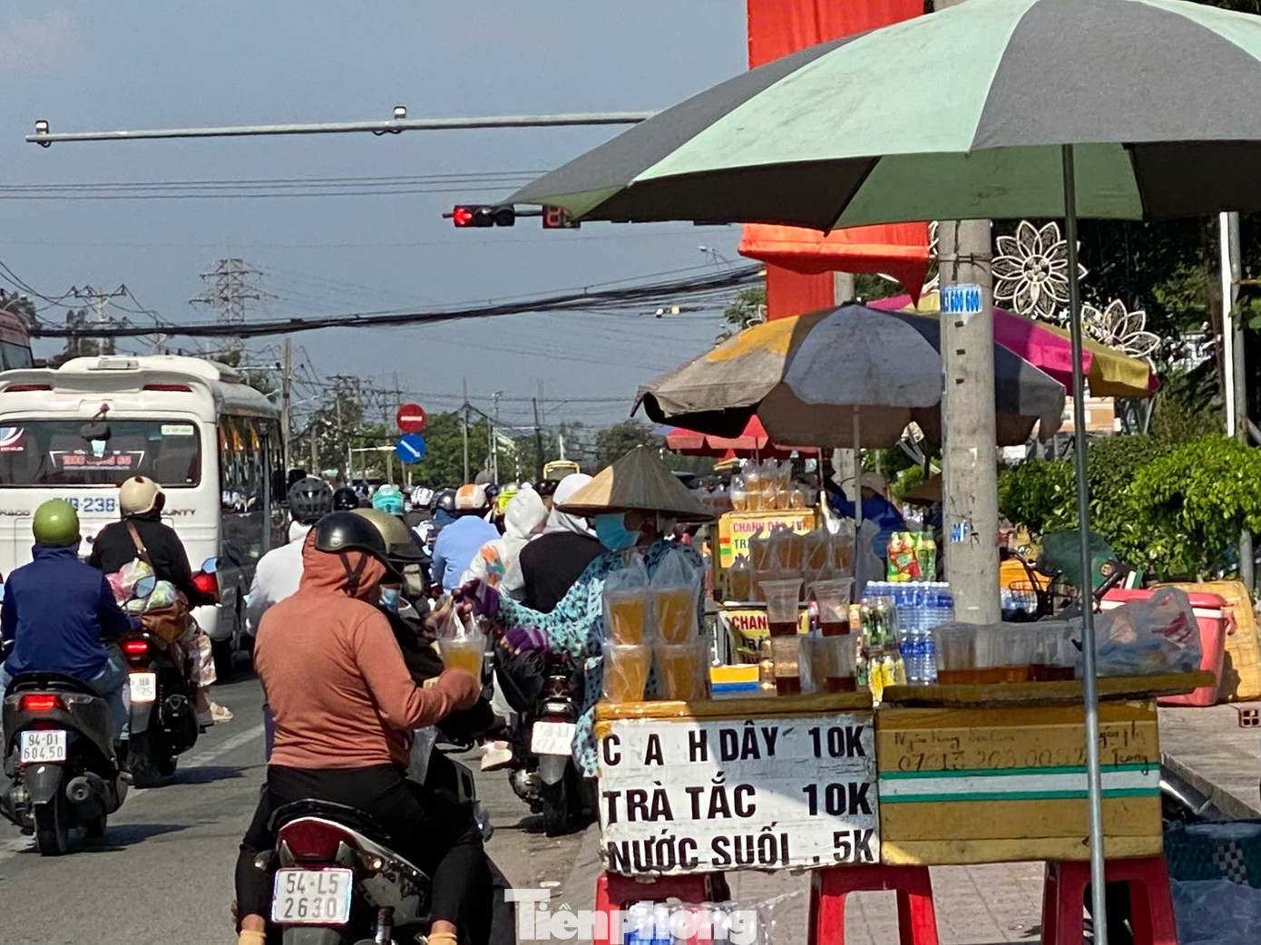 Người d&acirc;n &ugrave;n &ugrave;n quay trở lại TPHCM chiều m&ugrave;ng 4 Tết, quốc lộ, cao tốc chật k&iacute;n phương tiện- Ảnh 7.