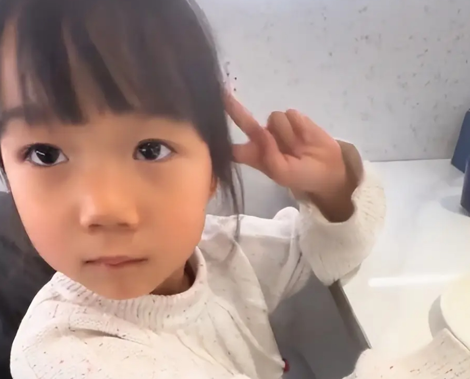 Đăng video 2 con g&aacute;i l&ecirc;n MXH, một b&agrave; mẹ khiến nhiều người sững sờ: Sao con chị c&ograve;n nhỏ m&agrave; gh&ecirc; gớm qu&aacute; vậy?- Ảnh 2.