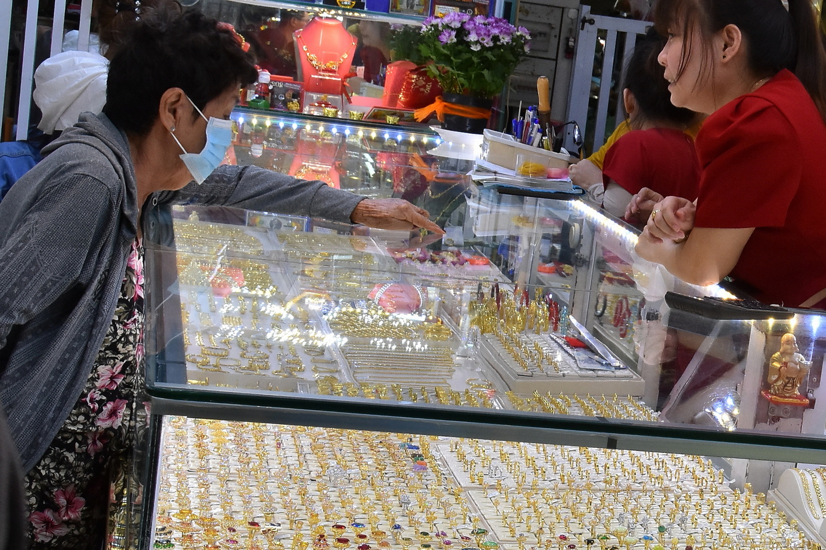 Giá vàng hôm nay 20-2: Tiếp tục đà tăng- Ảnh 1. Giá vàng hôm nay 20-2: Tiếp tục đà tăng- Ảnh 1.