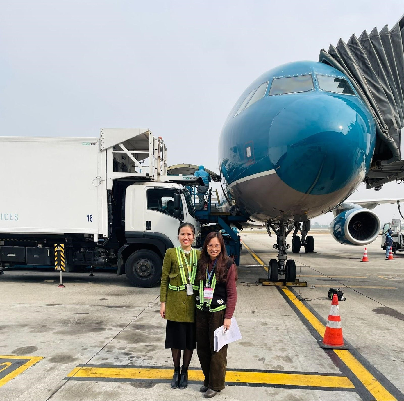 Điều &iacute;t biết về quy tr&igrave;nh kiểm so&aacute;t suất ăn tr&ecirc;n m&aacute;y bay- Ảnh 2.