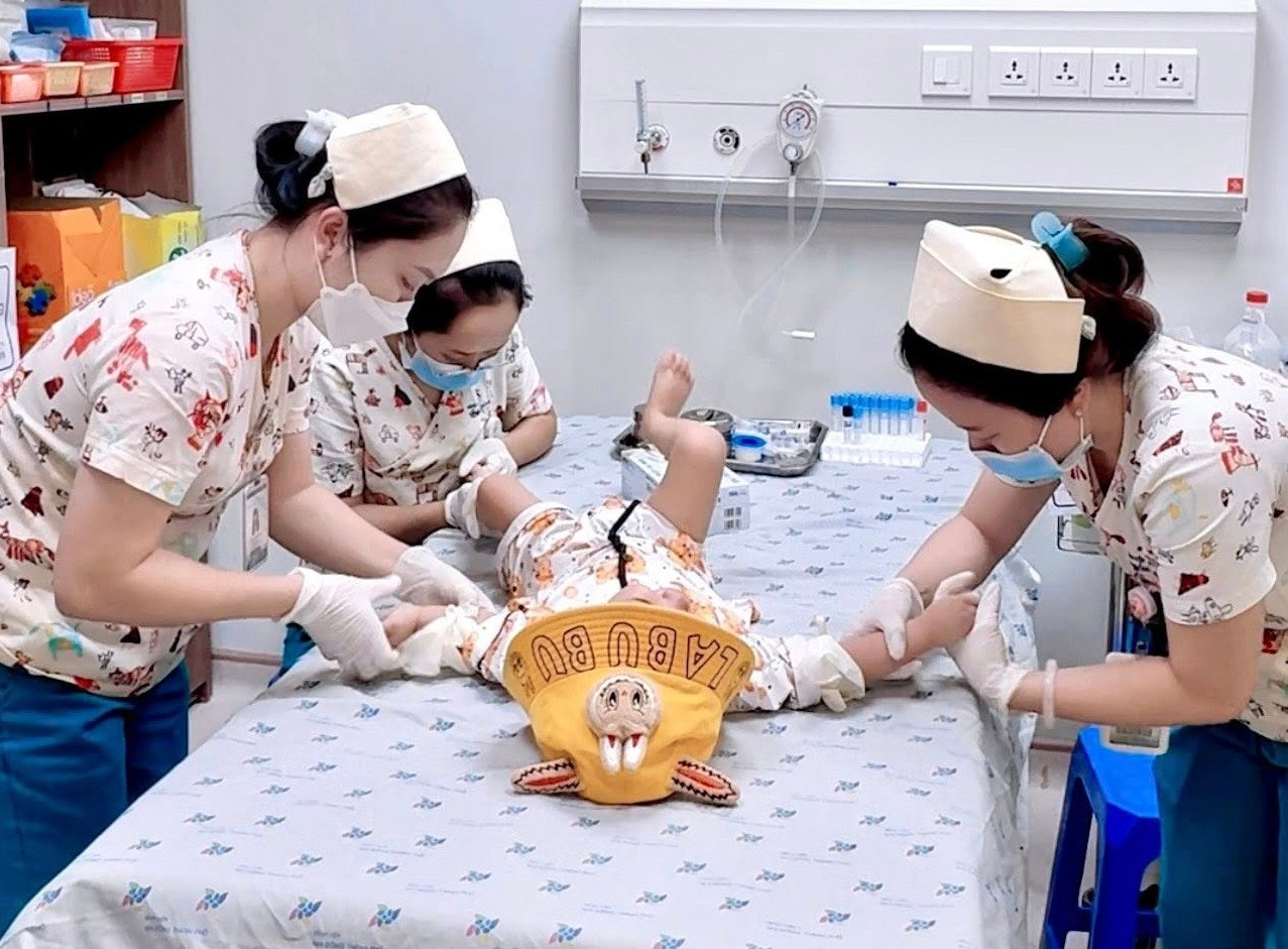 B&aacute;c sĩ cảnh b&aacute;o 'bẫy tử thần' với trẻ nhỏ dịp Tết- Ảnh 1.