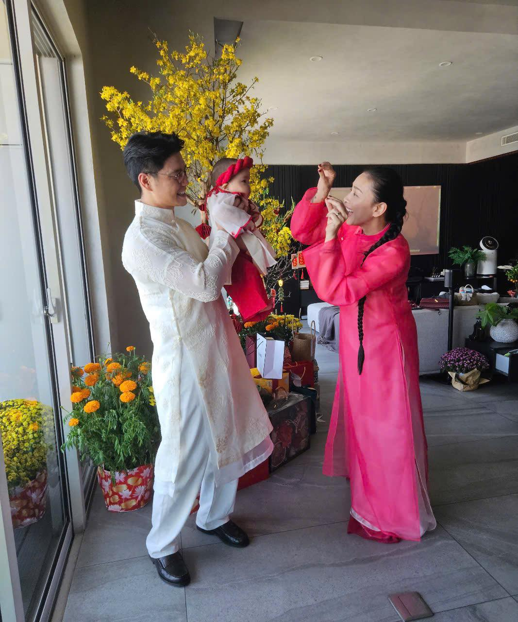 Ng&ocirc; Thanh V&acirc;n lần đầu h&eacute; lộ gương mặt con g&aacute;i, Tết đầu ti&ecirc;n của b&eacute; Gạo g&acirc;y sốt với m&agrave;n nhận l&igrave; x&igrave; xứng danh &aacute;i nữ- Ảnh 1.