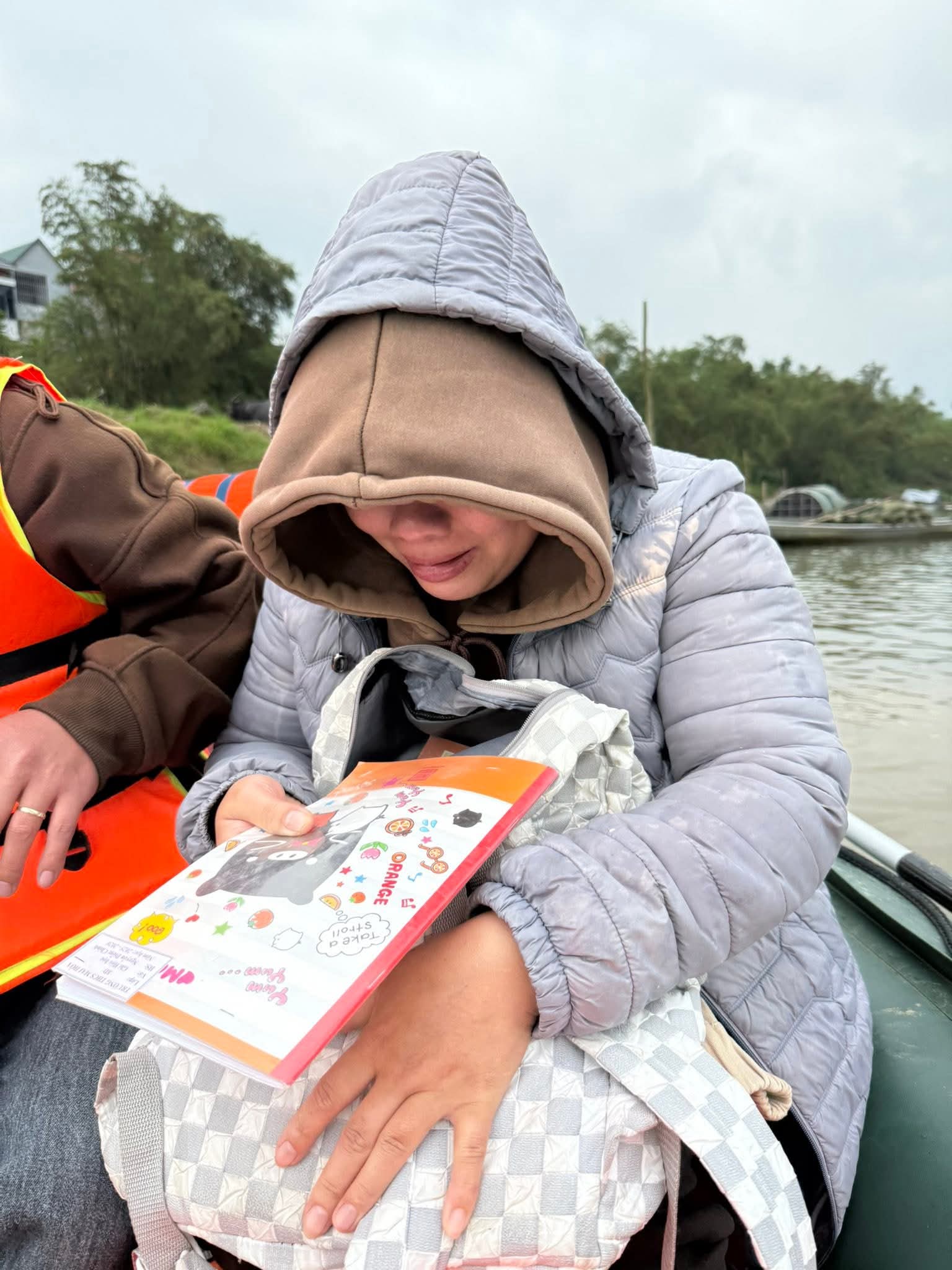 Vụ lật đ&ograve; chở 7 người: &ldquo;Vẫn day dứt v&igrave; kh&ocirc;ng kịp cứu ch&aacute;u nhỏ"- Ảnh 1.