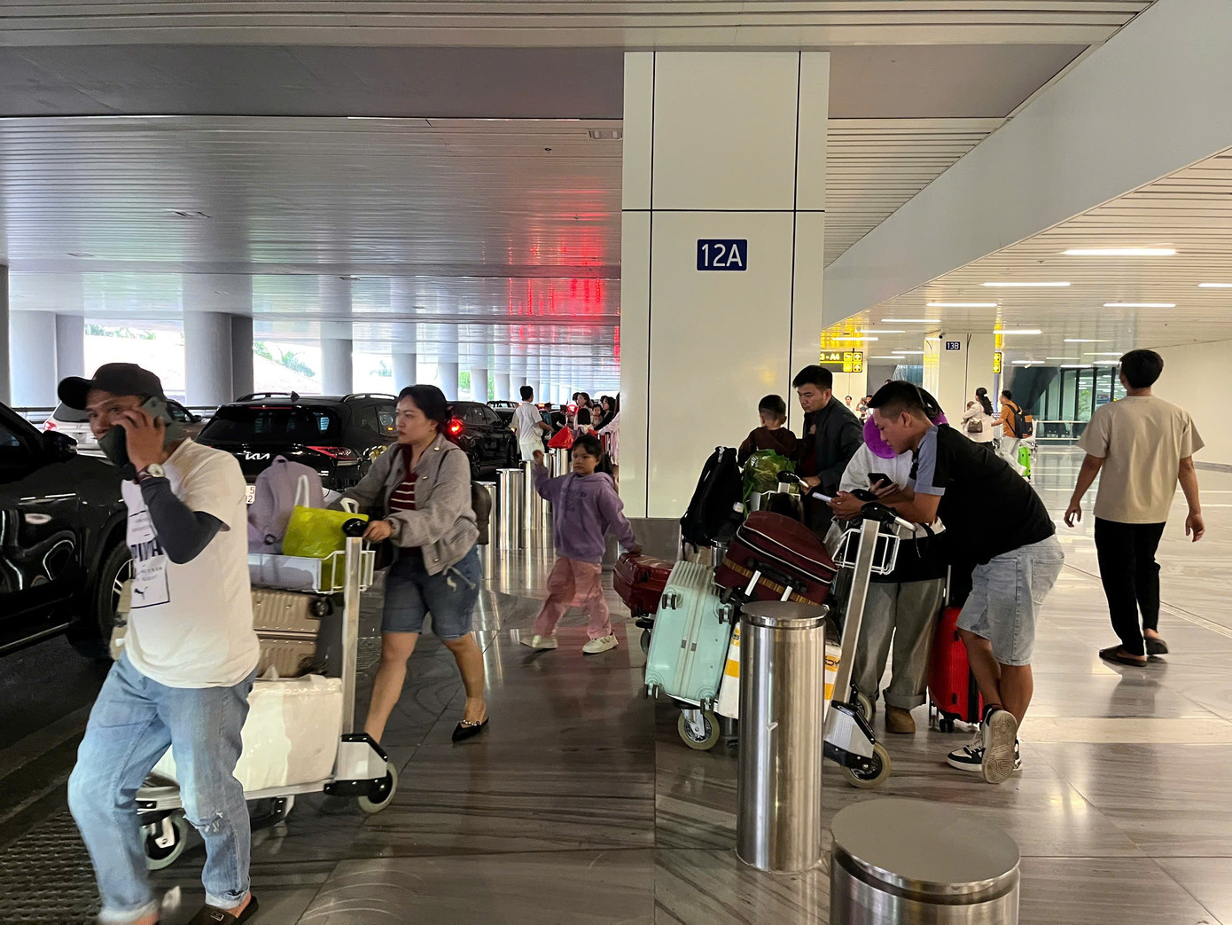 H&ocirc;m nay hơn 1.000 chuyến bay tới T&acirc;n Sơn Nhất, kh&aacute;ch cao nhất 10 năm qua- Ảnh 5.