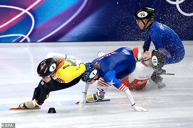Kinh ho&agrave;ng Olympic: VĐV bị gi&agrave;y của đối thủ cứa v&agrave;o mắt, buộc nằm c&aacute;ng rời s&acirc;n- Ảnh 2.