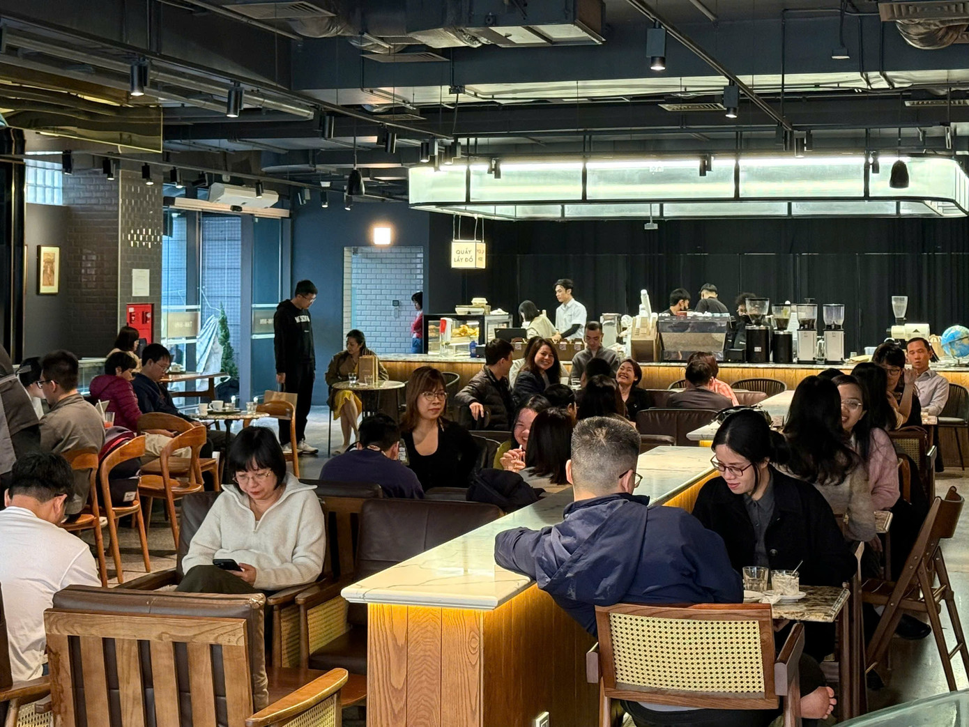 H&agrave; Nội: Xếp h&agrave;ng ăn phở, uống c&agrave; ph&ecirc; 'giải ngấy' ng&agrave;y Tết- Ảnh 4.