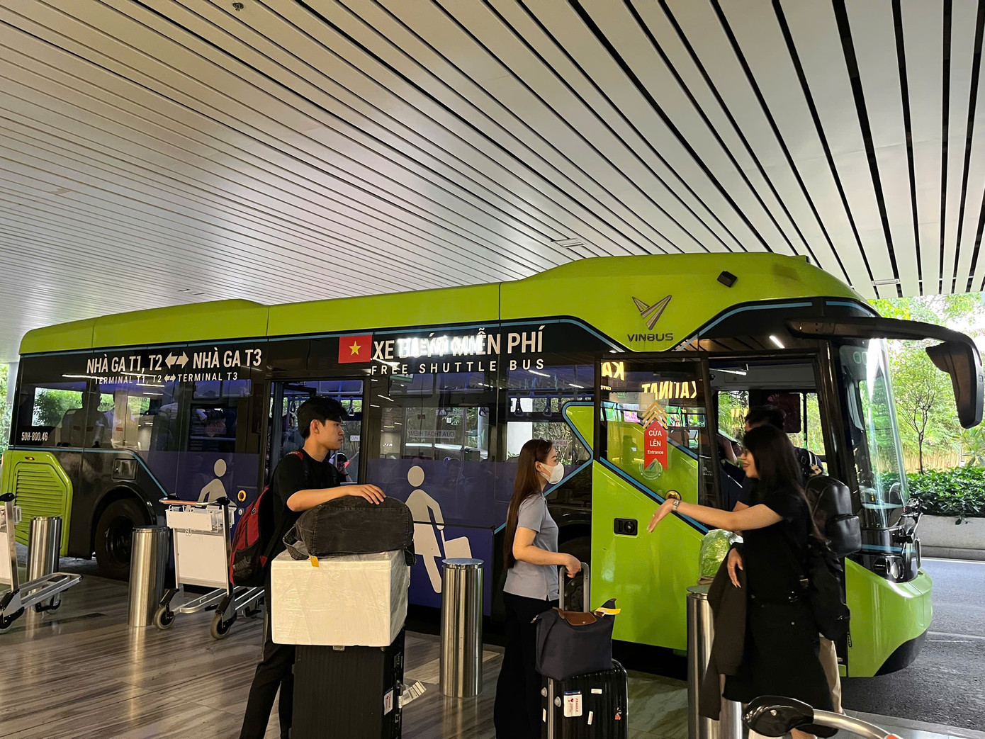 H&ocirc;m nay hơn 1.000 chuyến bay tới T&acirc;n Sơn Nhất, kh&aacute;ch cao nhất 10 năm qua- Ảnh 6.