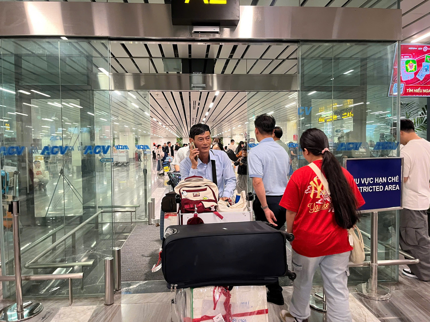 H&ocirc;m nay hơn 1.000 chuyến bay tới T&acirc;n Sơn Nhất, kh&aacute;ch cao nhất 10 năm qua- Ảnh 1.