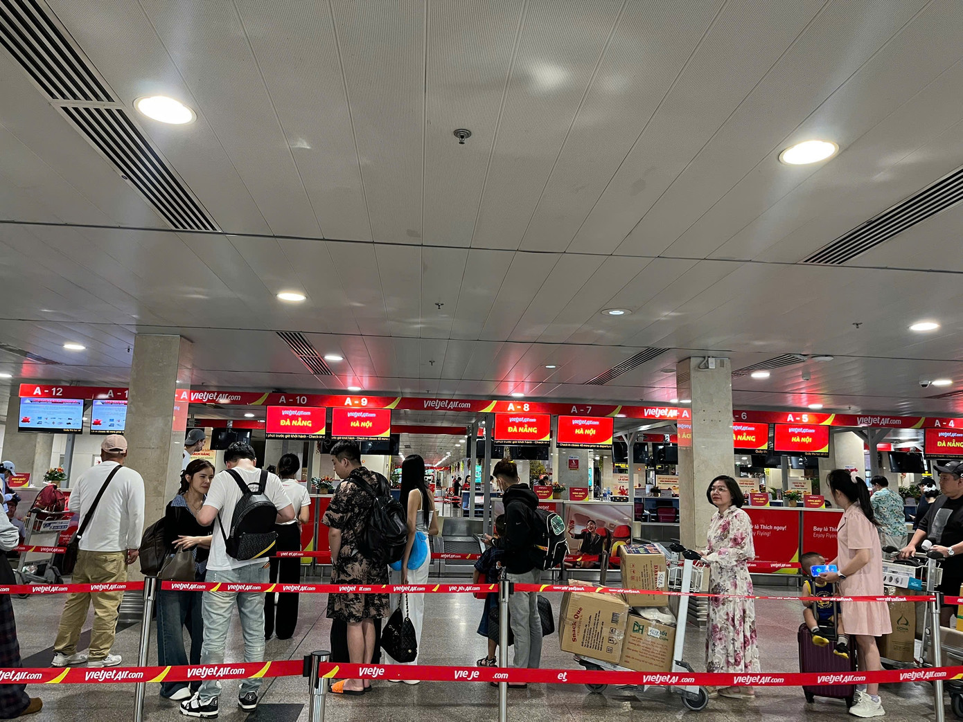 H&ocirc;m nay hơn 1.000 chuyến bay tới T&acirc;n Sơn Nhất, kh&aacute;ch cao nhất 10 năm qua- Ảnh 10.