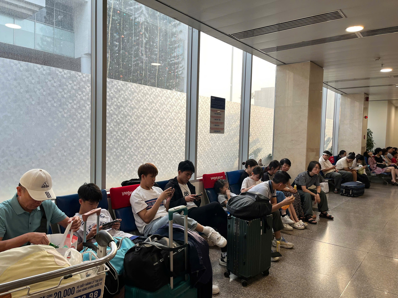 H&ocirc;m nay hơn 1.000 chuyến bay tới T&acirc;n Sơn Nhất, kh&aacute;ch cao nhất 10 năm qua- Ảnh 8.