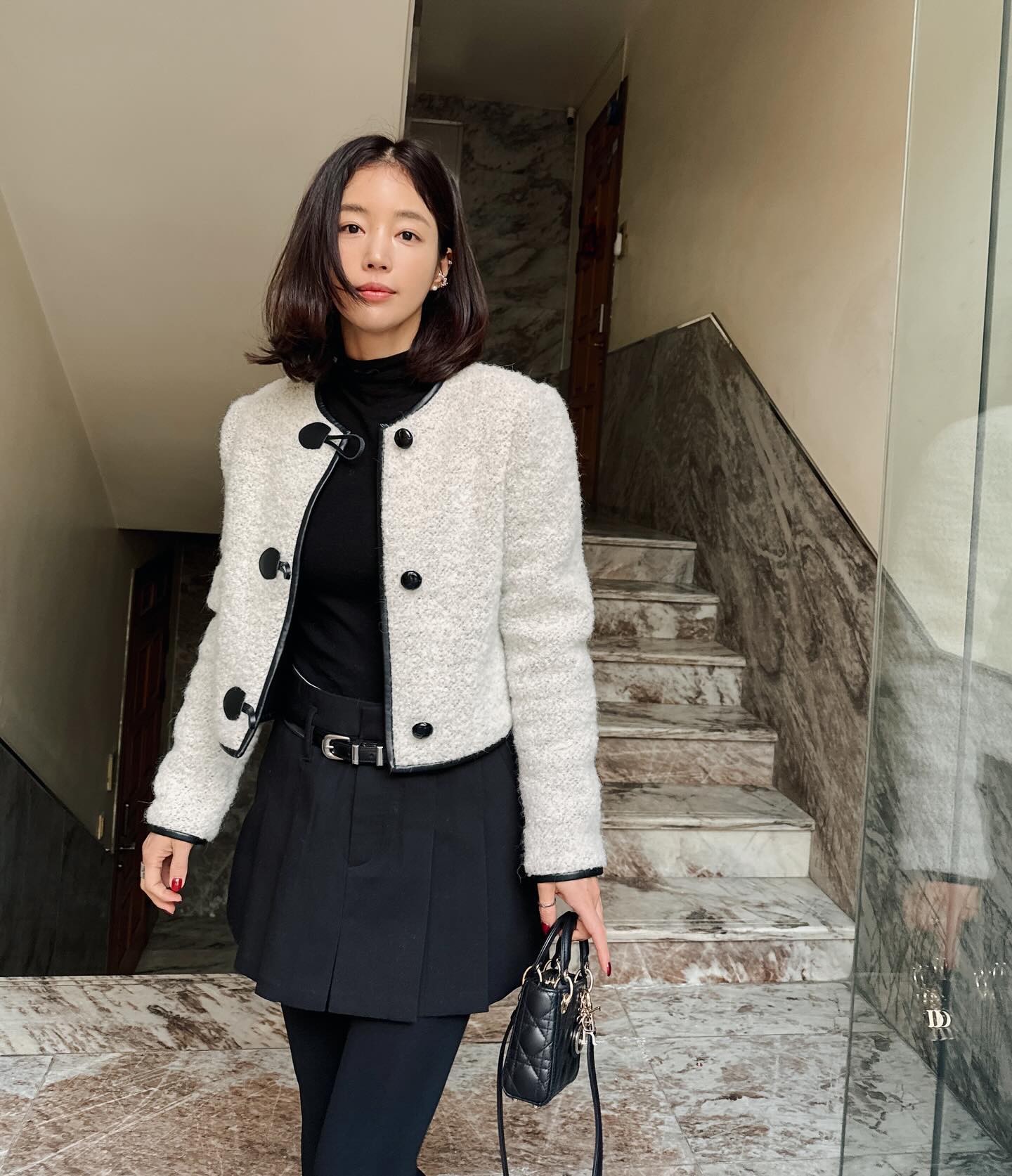 5 c&aacute;ch mặc ch&acirc;n v&aacute;y ngắn trẻ trung m&agrave; vẫn v&ocirc; c&ugrave;ng tinh tế d&agrave;nh cho phụ nữ ngo&agrave;i 40 tuổi- Ảnh 4.