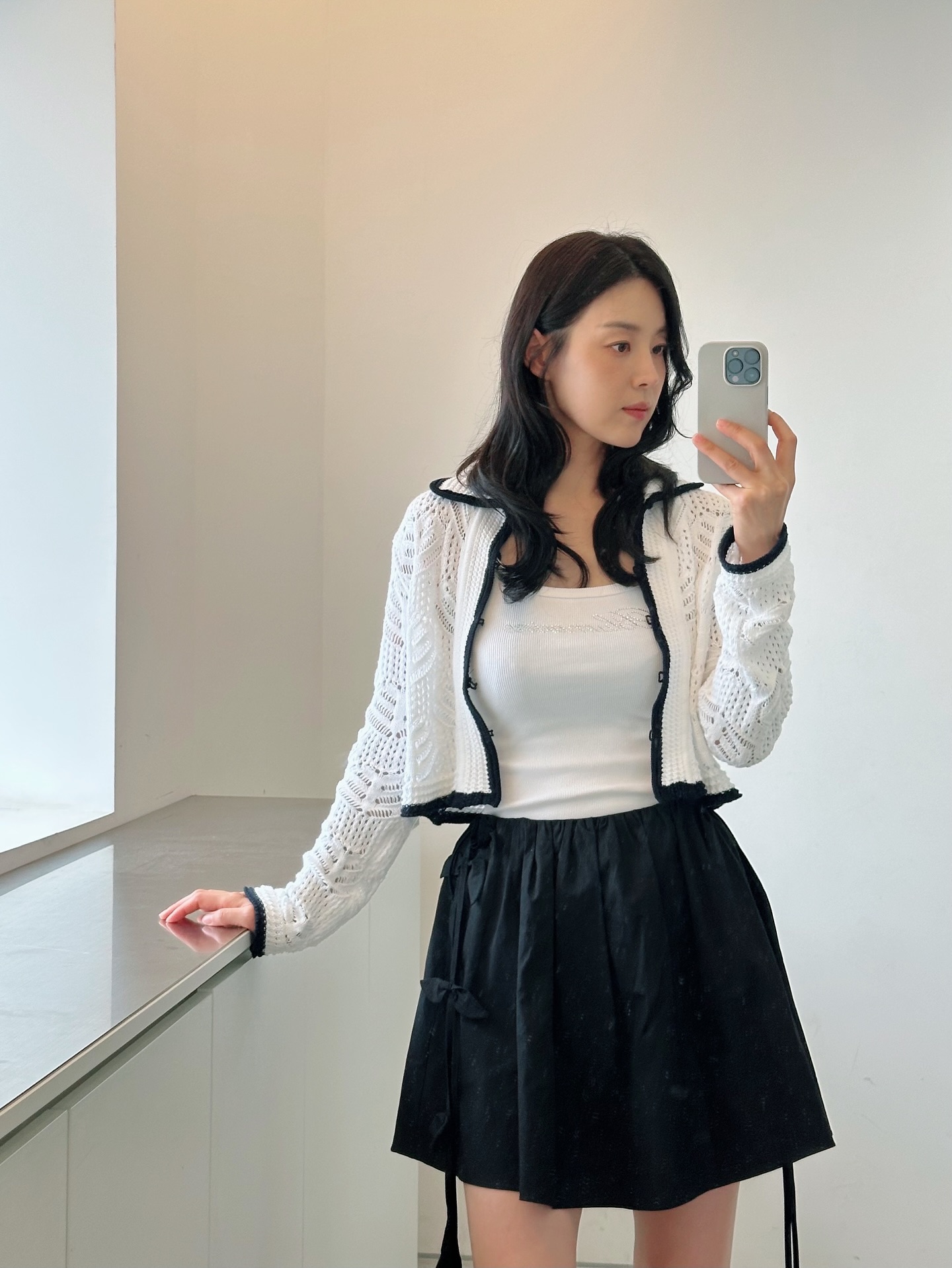 5 c&aacute;ch mặc ch&acirc;n v&aacute;y ngắn trẻ trung m&agrave; vẫn v&ocirc; c&ugrave;ng tinh tế d&agrave;nh cho phụ nữ ngo&agrave;i 40 tuổi- Ảnh 7.