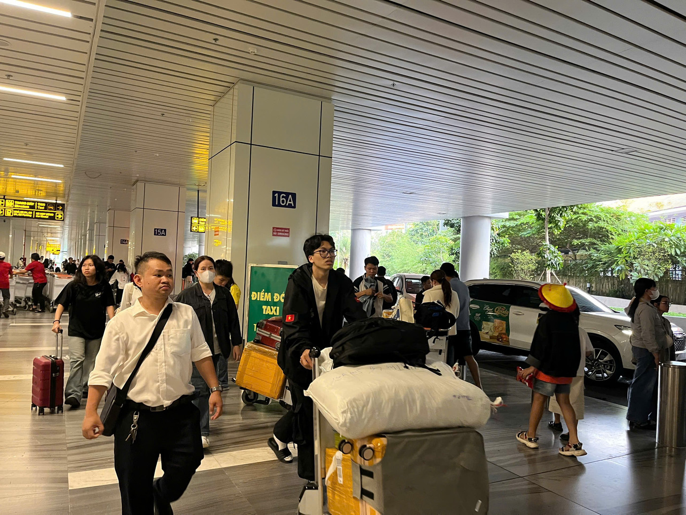 H&ocirc;m nay hơn 1.000 chuyến bay tới T&acirc;n Sơn Nhất, kh&aacute;ch cao nhất 10 năm qua- Ảnh 3.