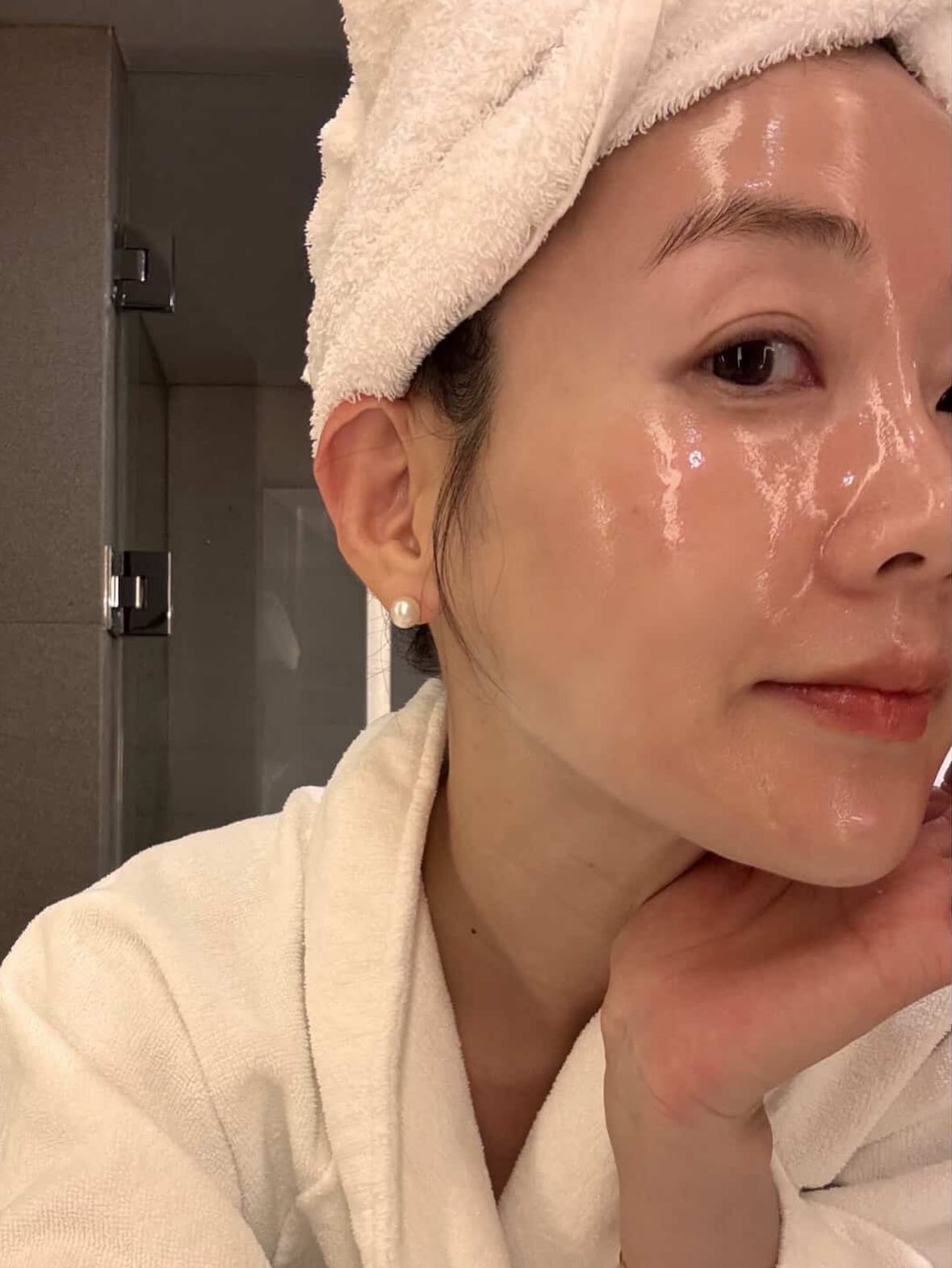 Năm mới muốn n&acirc;ng cấp l&agrave;n da đẹp mỹ m&atilde;n, chị em cứ d&ugrave;ng đều đặn 1 m&oacute;n skincare- Ảnh 1.