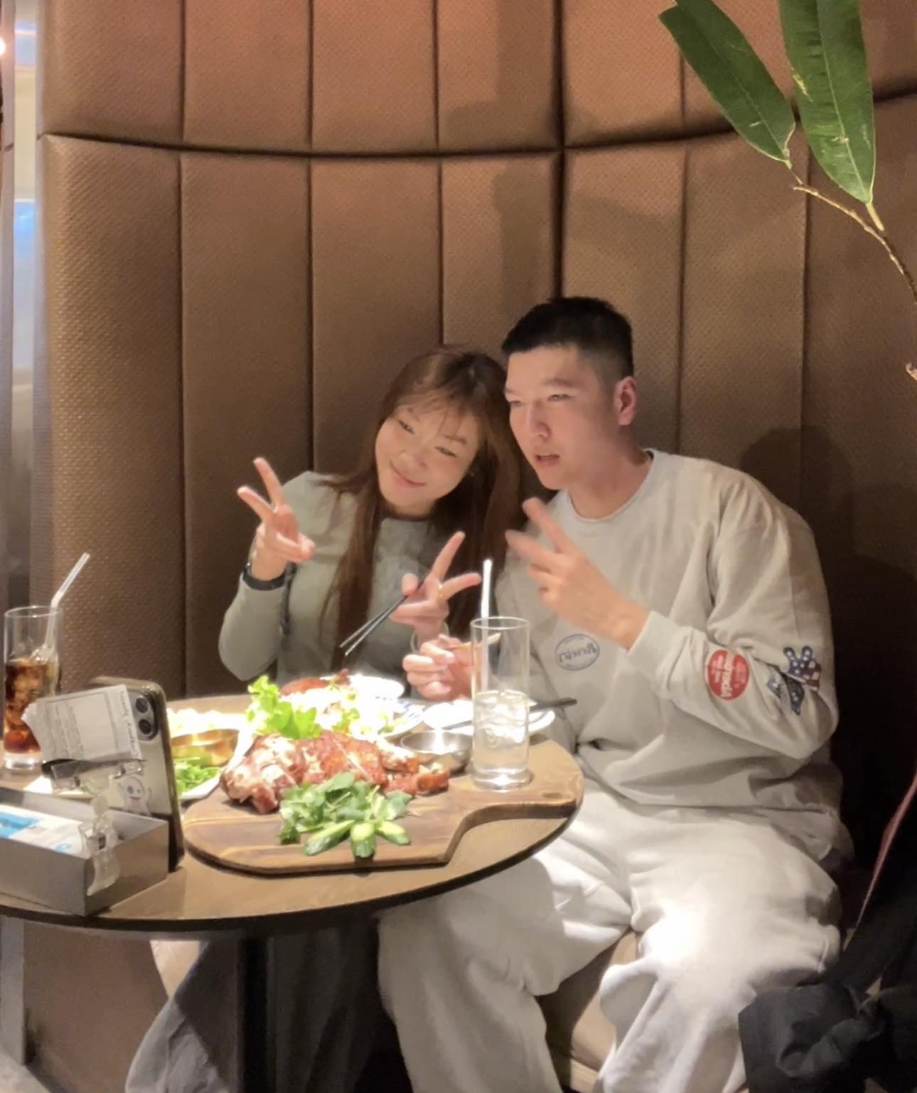 Đầu năm khui “cặp đôi thế kỷ”: Người thất tình nhiều năm yêu người chưa có mối tình đầu, thiệt không ta?- Ảnh 4. Đầu năm khui “cặp đôi thế kỷ”: Người thất tình nhiều năm yêu người chưa có mối tình đầu, thiệt không ta?- Ảnh 4.