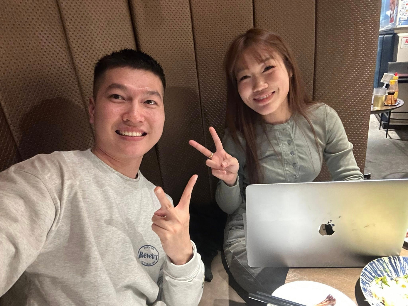 Đầu năm khui “cặp đôi thế kỷ”: Người thất tình nhiều năm yêu người chưa có mối tình đầu, thiệt không ta?- Ảnh 1. Đầu năm khui “cặp đôi thế kỷ”: Người thất tình nhiều năm yêu người chưa có mối tình đầu, thiệt không ta?- Ảnh 1.